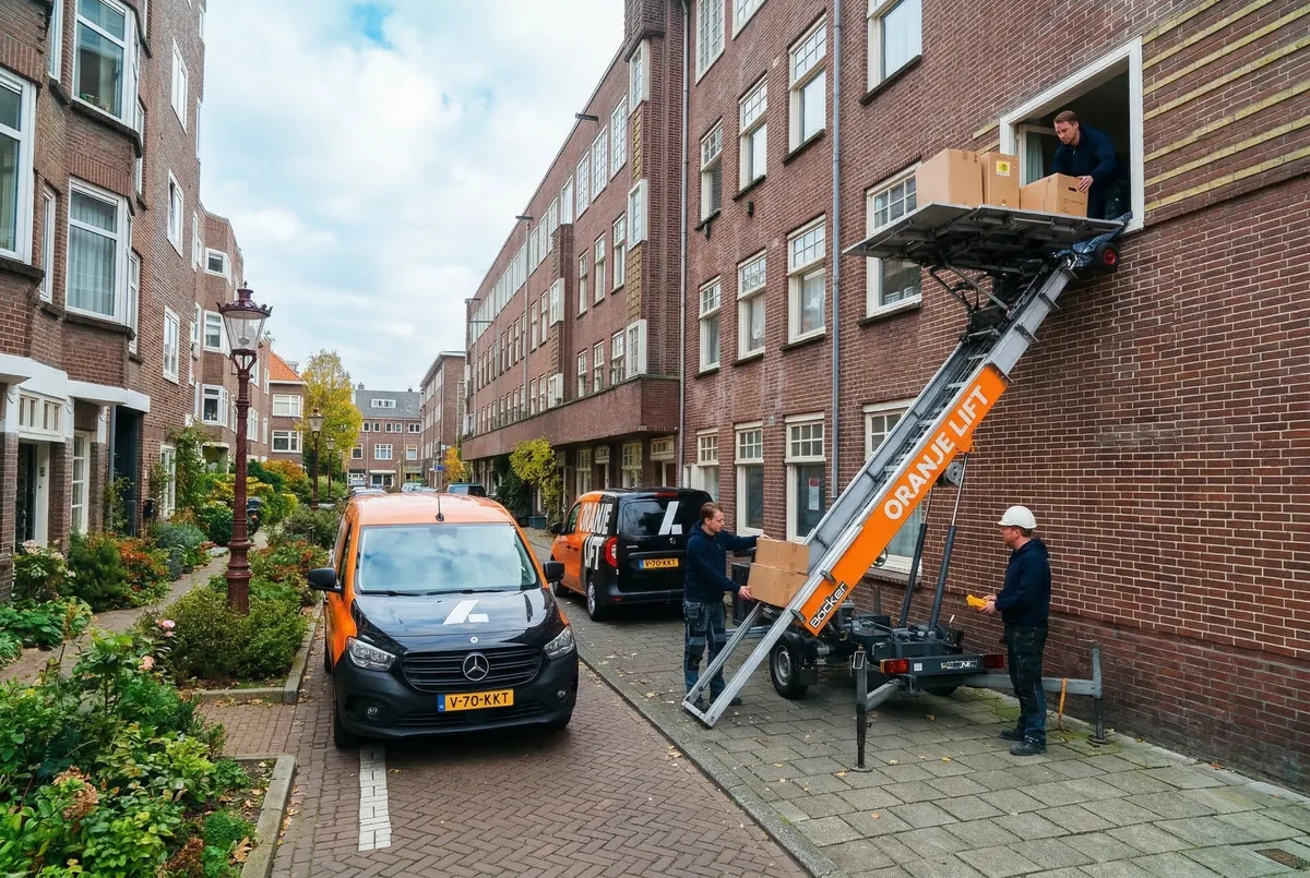 Aanhangerlift geplaatst in een smalle straat in Enschede
