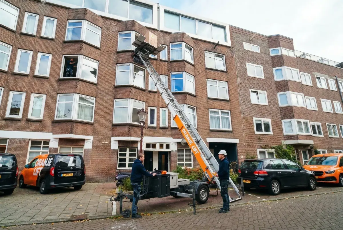 Verhuislift in actie in Enschede